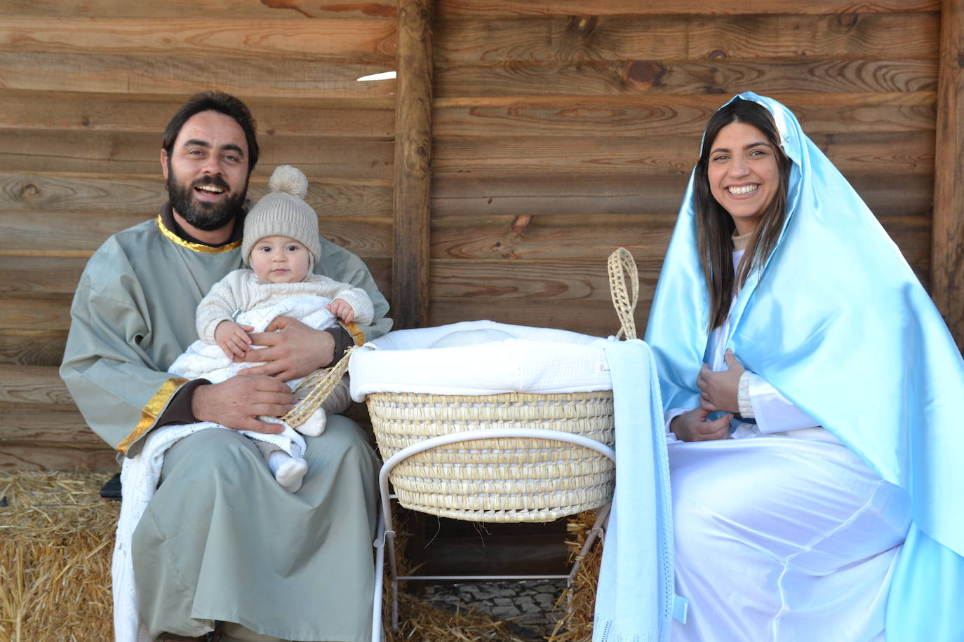 Los Reyes Magos lanzaron una lluvia de balones y pequeños juguetes desde el balcón del Ayuntamiento