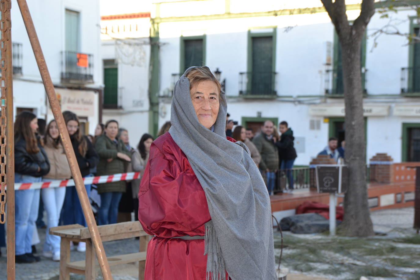 Los Reyes Magos lanzaron una lluvia de balones y pequeños juguetes desde el balcón del Ayuntamiento