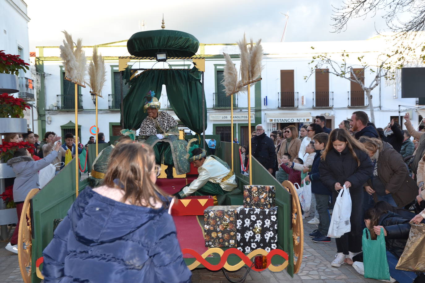 Los Reyes Magos lanzaron una lluvia de balones y pequeños juguetes desde el balcón del Ayuntamiento