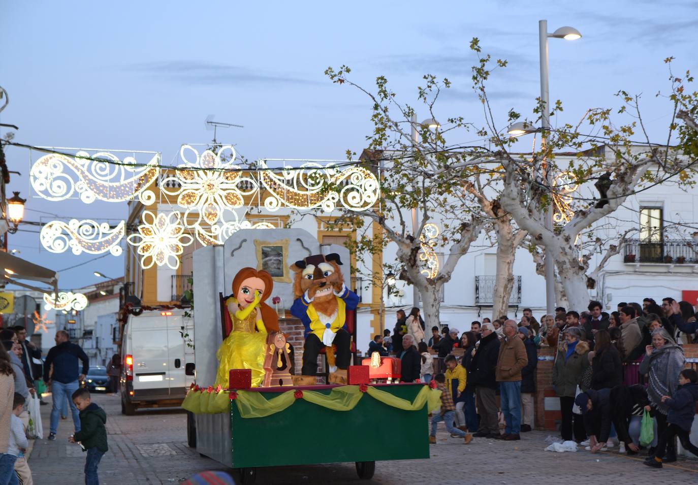 Los Reyes Magos lanzaron una lluvia de balones y pequeños juguetes desde el balcón del Ayuntamiento