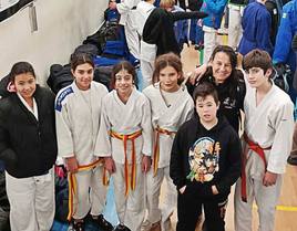 Los judokas con su entrenadora en Badajoz.
