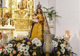 La Virgen de La Luz en el altar mayor para el oficio de la misa en su honor.