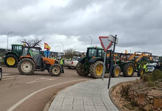 Agricultores y ganaderos locales se suman a las protestas nacionales cortando la EX-107