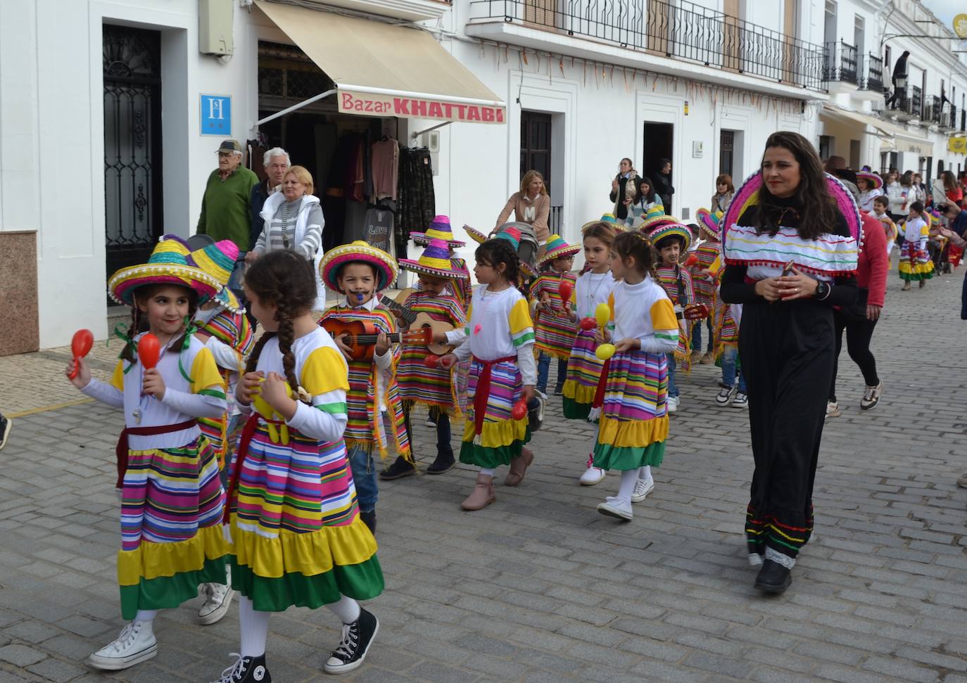 El gran desfile del carnaval acabó con un espectáculo de música y baile de las grandes comparsas
