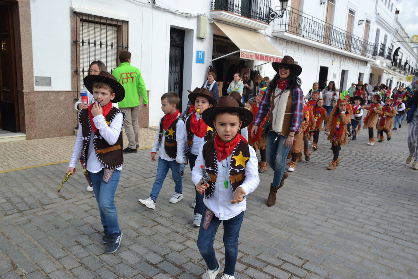 El gran desfile del carnaval acabó con un espectáculo de música y baile de las grandes comparsas