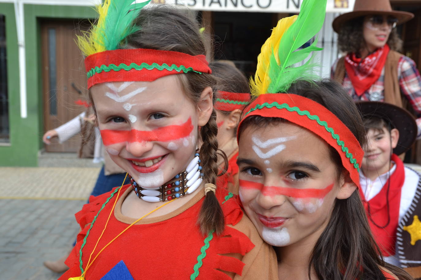 El gran desfile del carnaval acabó con un espectáculo de música y baile de las grandes comparsas