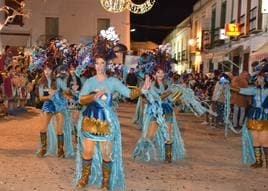 El gran desfile del carnaval acabó con un espectáculo de música y baile de las grandes comparsas
