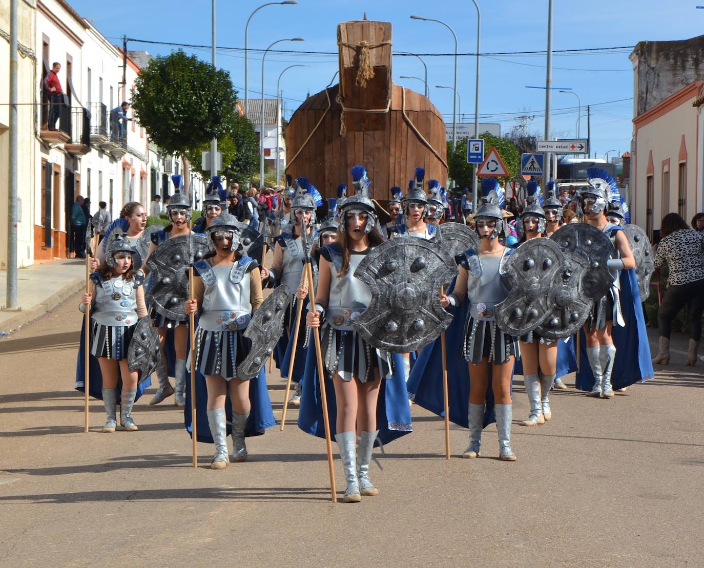El gran desfile del carnaval acabó con un espectáculo de música y baile de las grandes comparsas