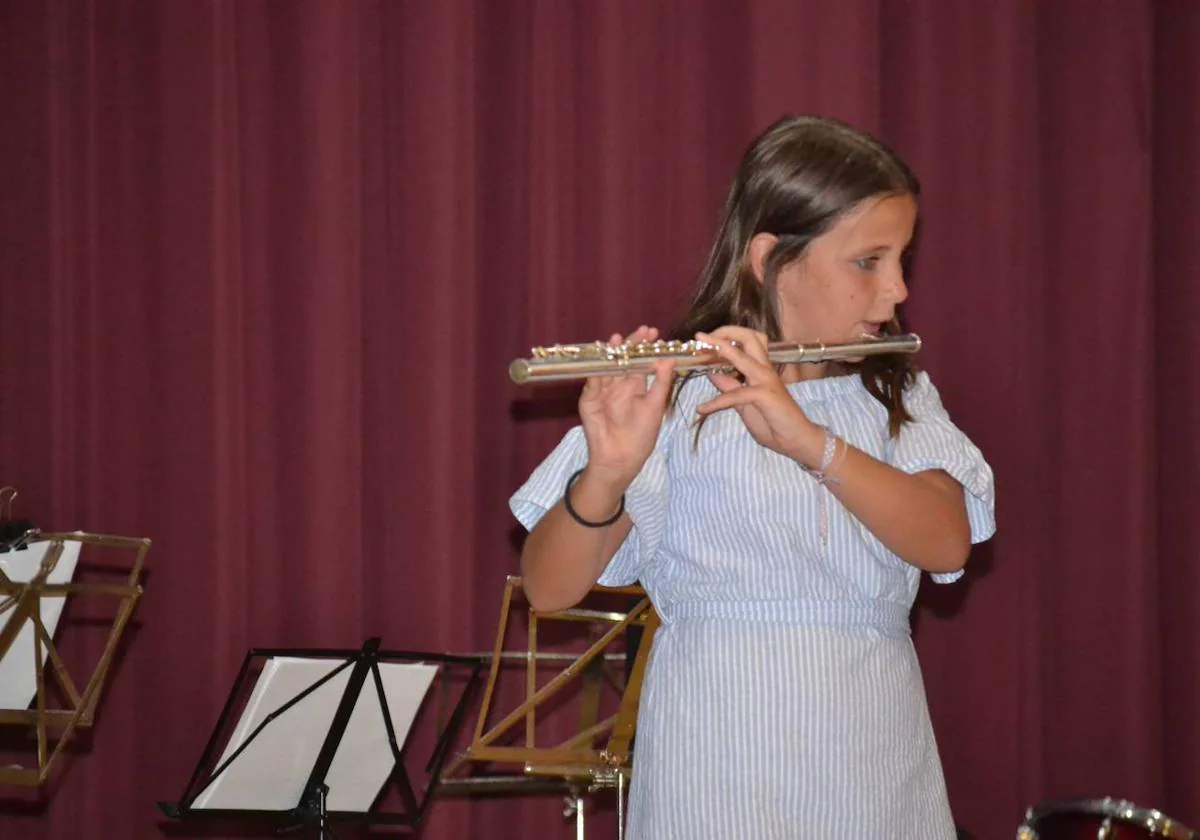 Actuación de una alumna de la Escuela de Música Municipal, imagen de archivo.