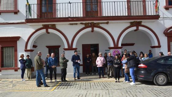 Autoridades y vecinos secundaron el minuto de silencio por el 20º aniversario de los atentados del 11 M