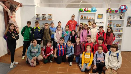 Alumnos de 5° del CEIP F.R. Perera visitan el Museo Papercraft en su recorrido turístico por Olivenza