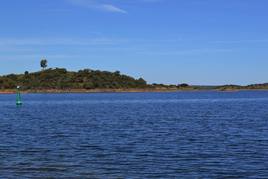 Tierras de Portugal vistas desde la costa de Villanueva del Fresno de Alqueva.