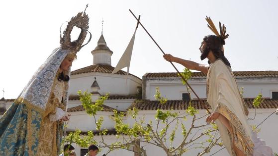 El encuentro entre la Virgen y el Resucitado puso fin a una Semana Santa marcada por la lluvia