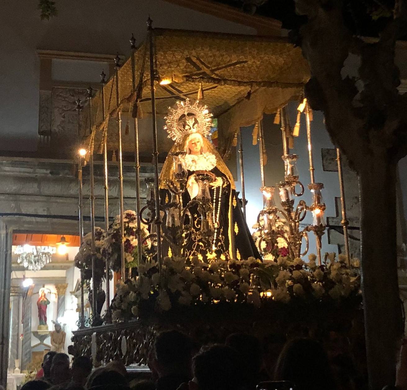 La VIrgen dio una vuelta a la plaza de España.