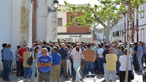 Multitudinaria despedida al exalcalde Emilio Gómez en su entierro