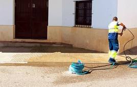 Limpieza de un espacio municipal por parte de un trabajador, imagen de archivo.