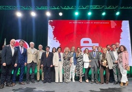 La docotora Lourdes Vega tras recibir la medalla de oro.