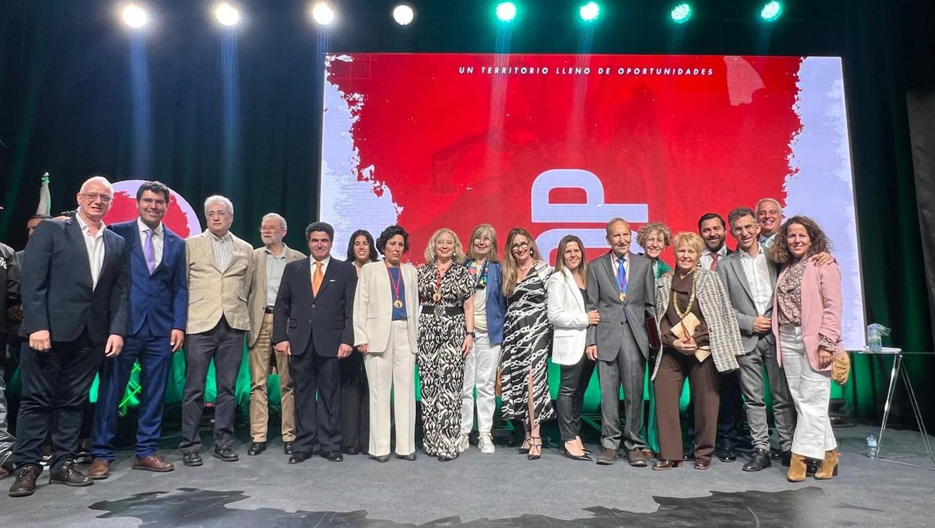 Lourdes Vega recibe la medalla de Oro de la Provincia a su brillante ...