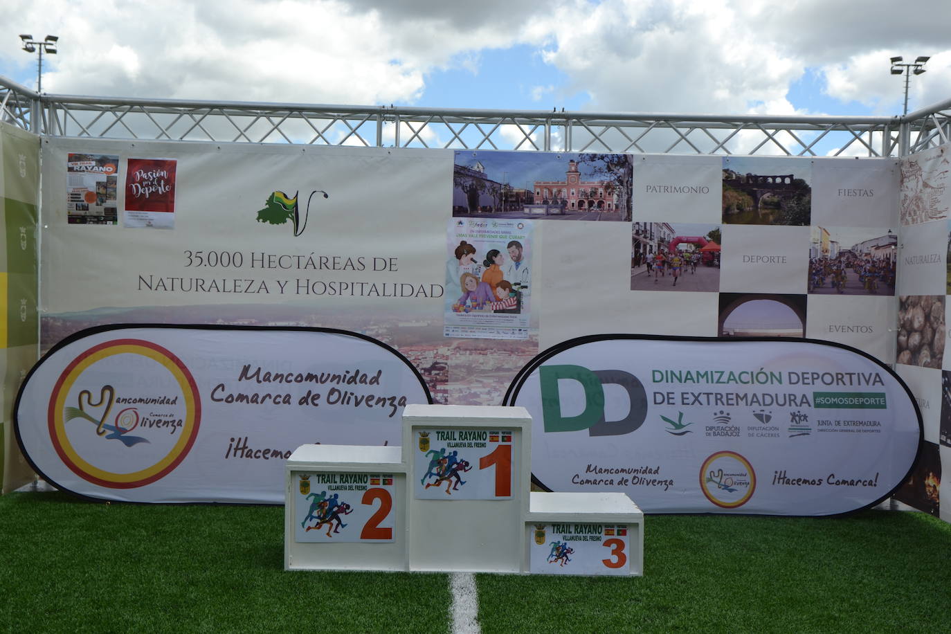 La localidad entregó 1.000 euros a Feder del VIII Trail Rayano Solidario en el que hubo más de 300 deportistas