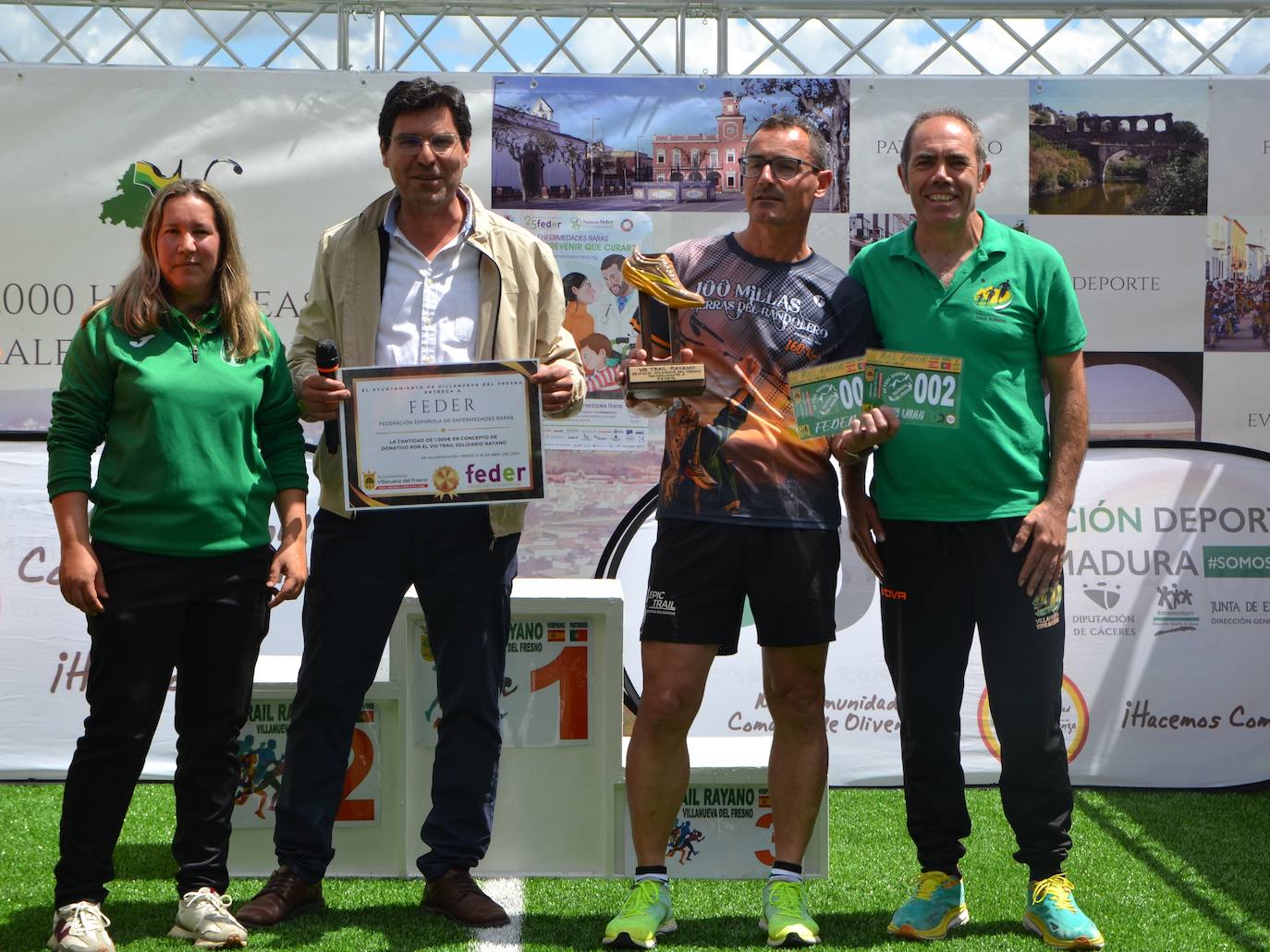 La localidad entregó 1.000 euros a Feder del VIII Trail Rayano Solidario en el que hubo más de 300 deportistas