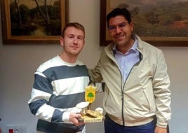 Cutilla recibió un detalle de la Feria del Gurumelo que tanto echó de menos en su misión.