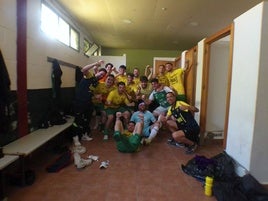 El equipo celebrando la victoria.