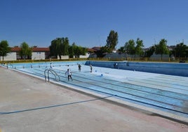 Diversos operarios desarrollan labores de limpieza de la piscina, imagen de archivo.