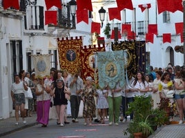 16 niños y niñas de Primera Comunión acompañaron al Cuerpo de Cristo