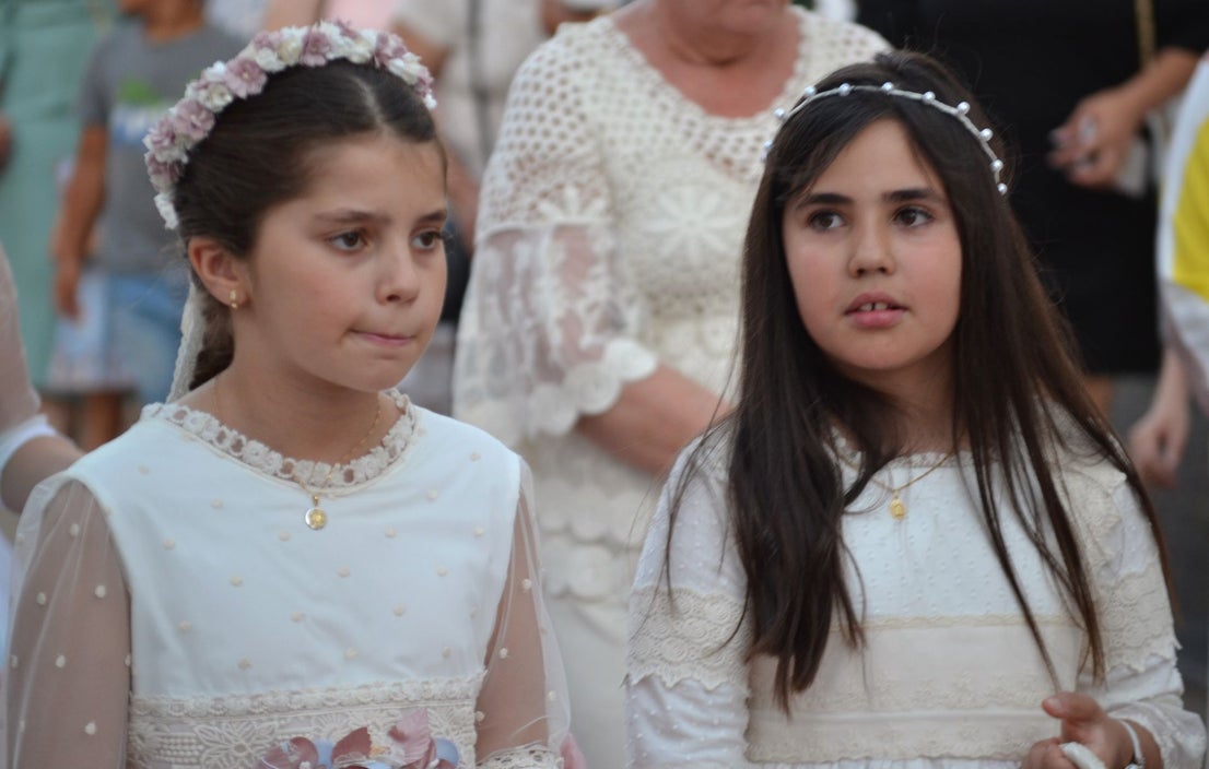 16 niños y niñas de Primera Comunión acompañaron al Cuerpo de Cristo
