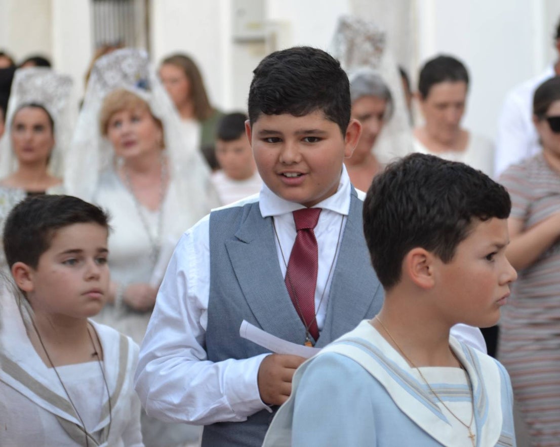 16 niños y niñas de Primera Comunión acompañaron al Cuerpo de Cristo