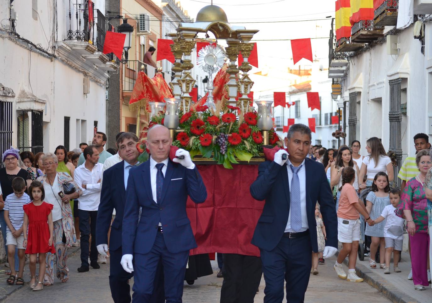 16 niños y niñas de Primera Comunión acompañaron al Cuerpo de Cristo