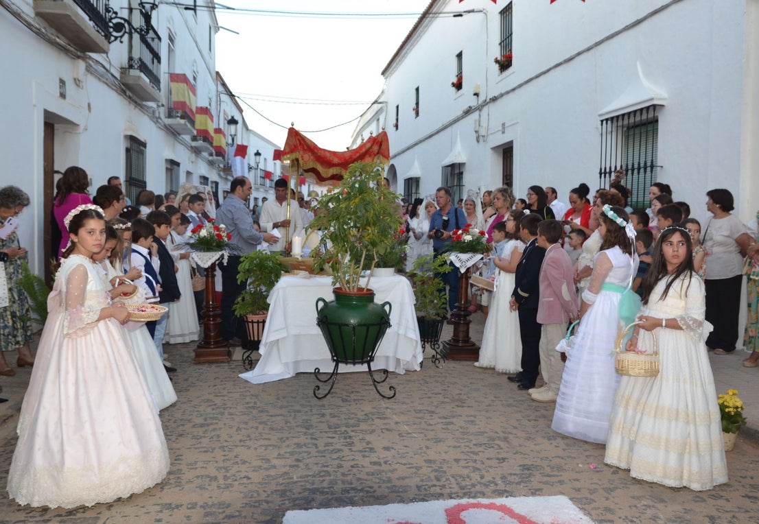 16 niños y niñas de Primera Comunión acompañaron al Cuerpo de Cristo