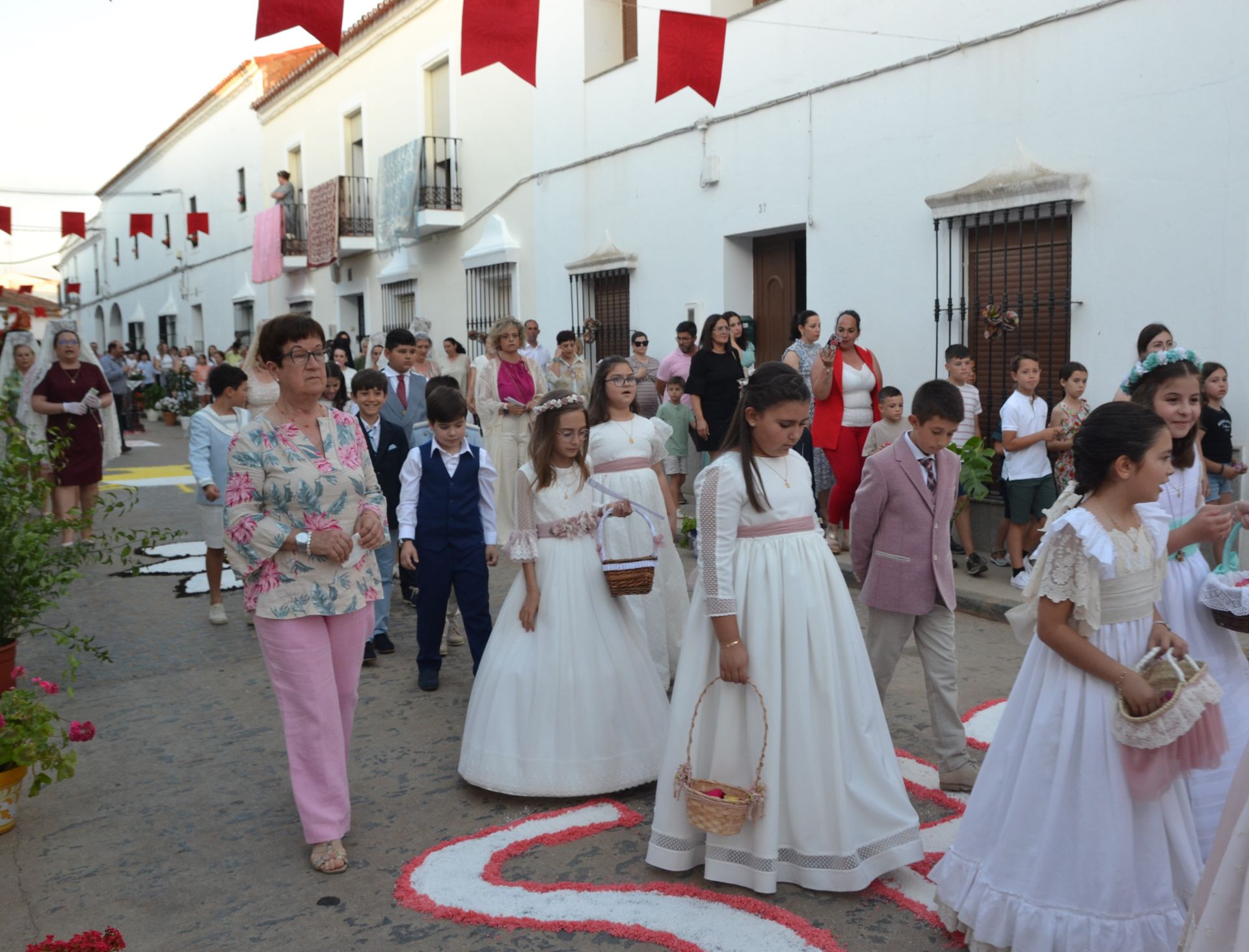 16 niños y niñas de Primera Comunión acompañaron al Cuerpo de Cristo