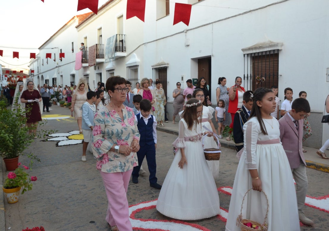 16 niños y niñas de Primera Comunión acompañaron al Cuerpo de Cristo
