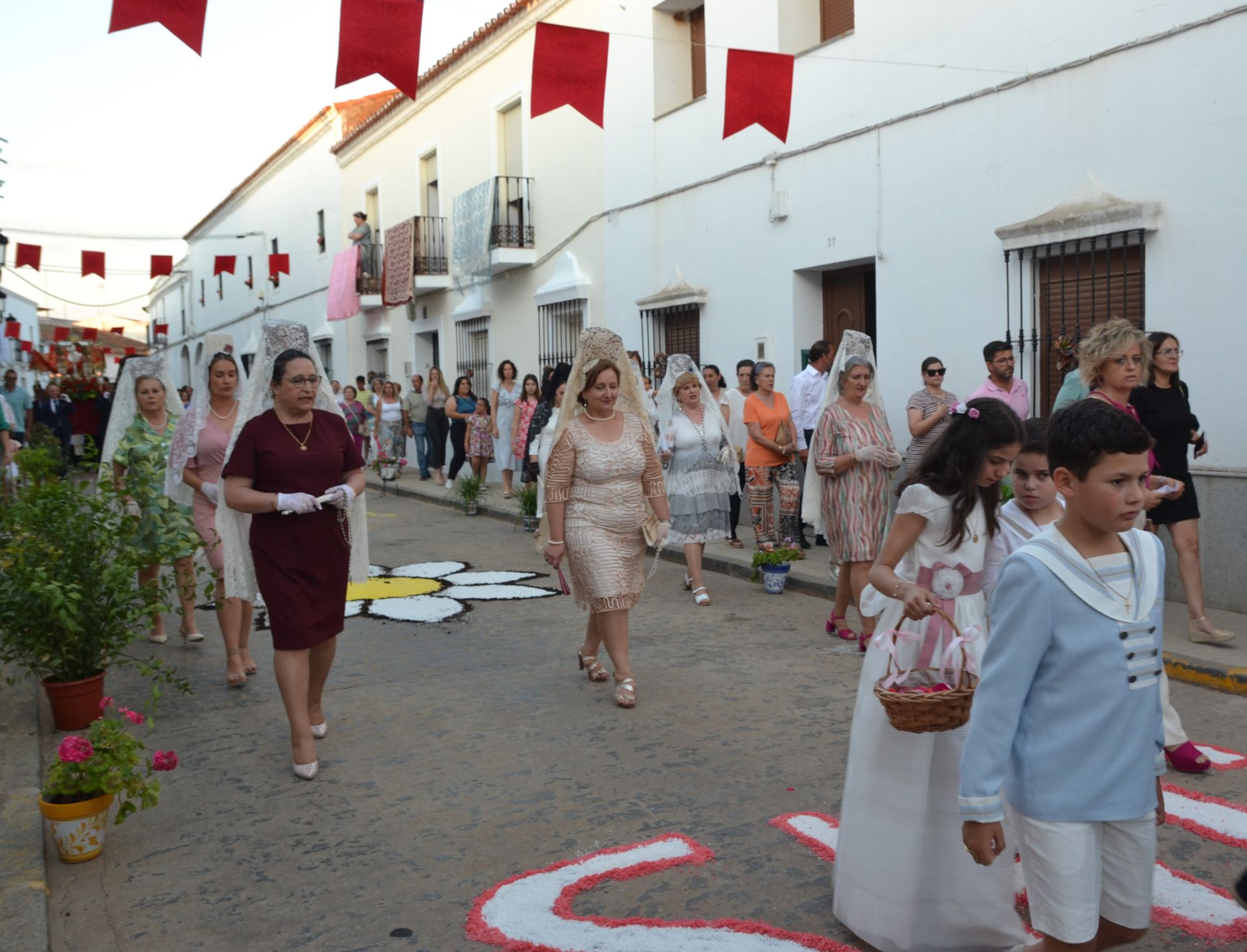 16 niños y niñas de Primera Comunión acompañaron al Cuerpo de Cristo