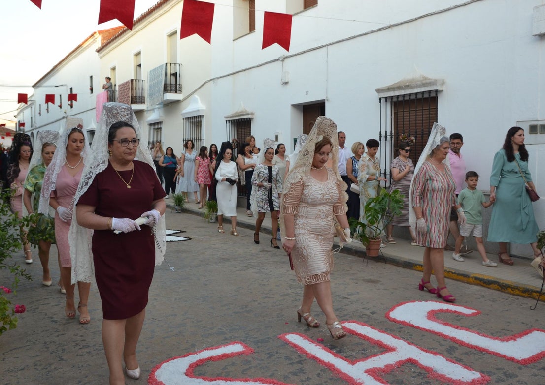 16 niños y niñas de Primera Comunión acompañaron al Cuerpo de Cristo
