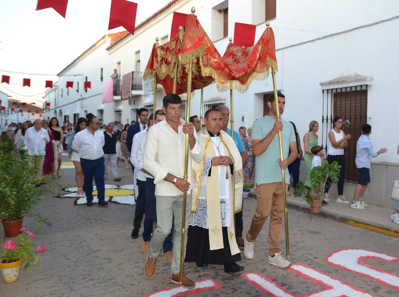 16 niños y niñas de Primera Comunión acompañaron al Cuerpo de Cristo