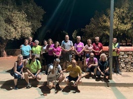 IMagen de archivo de una ruta de senderismo de verano.