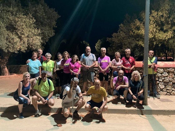 IMagen de archivo de una ruta de senderismo de verano.