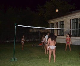 Imagen de archivo de un partido de voley en la piscina mucnicipal.