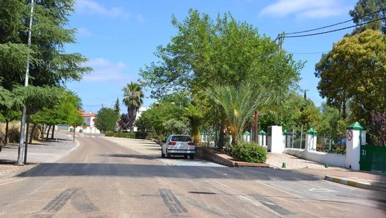 La parada del Damas pasa de la plaza al parque del colegio por la Feria