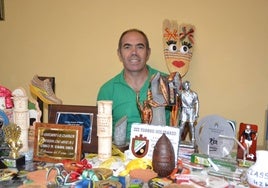 Camilo posa rodeado de algunos de sus trofeos.