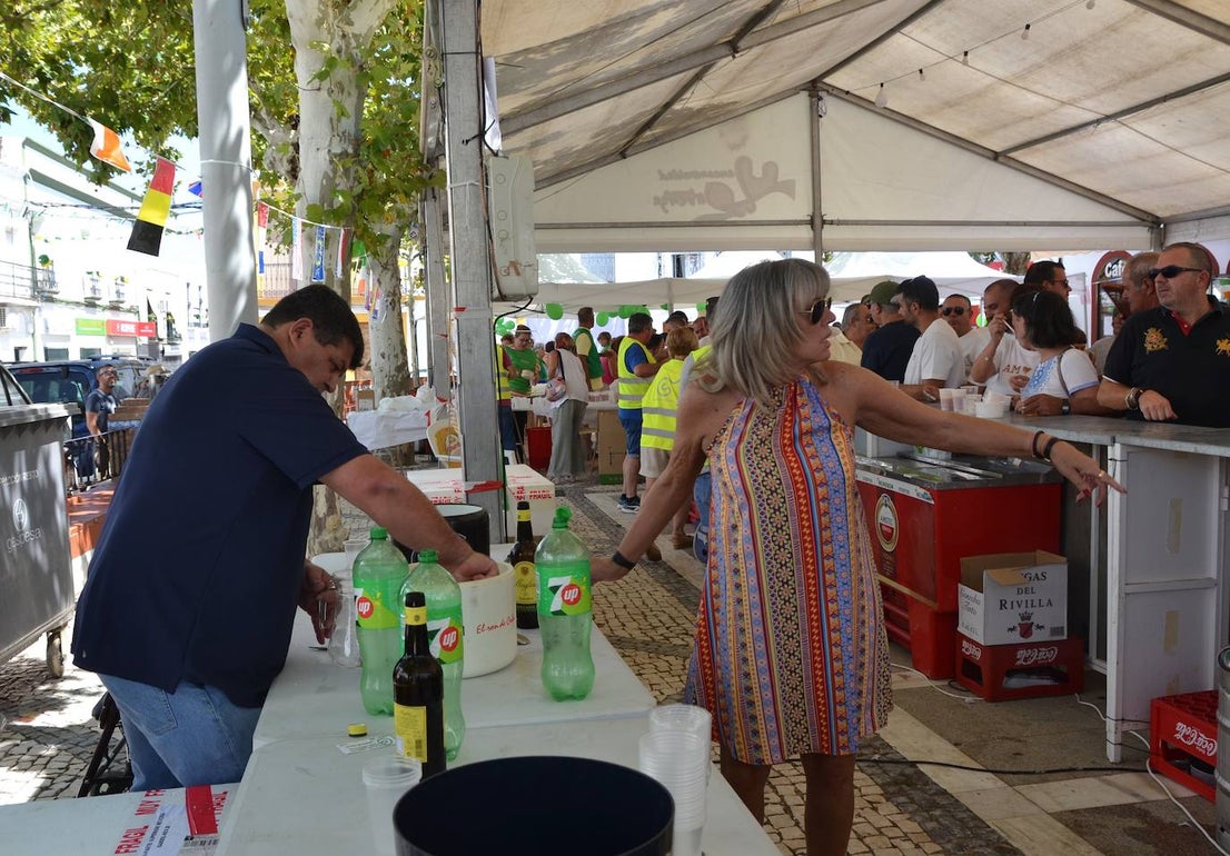 La AECC despachó 900 raciones de garbanzos en la XIII edición de su evento solidario