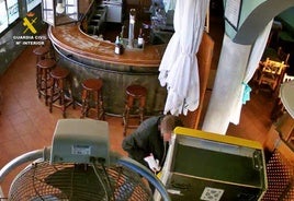 Imagen del robo cometido en el bar.