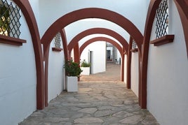 Pasadizo que lleva a la Universidad Popular.