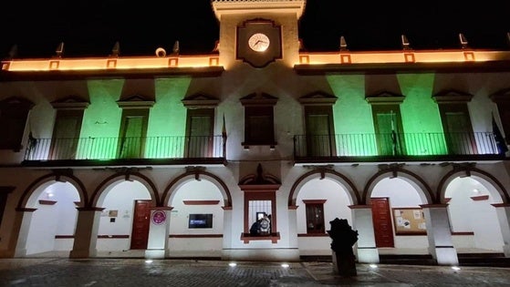 El Ayuntamiento se iluminó de verde para felicitar a la Guardia Civil por su patrona