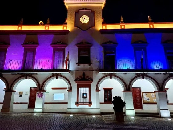 La fachada consistorial se viste de rosa y azul por el 'Día Internacional de la muerte perinatal'