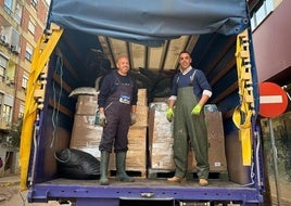 El transportista Luís Carlos Perera a sullegada a Catarroja junto a los Bomberos.