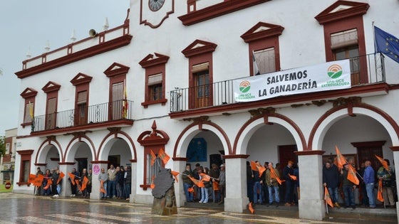 Primeras protestas en Extremadura para reivindicar a la Junta «más apoyo» por la lengua azul