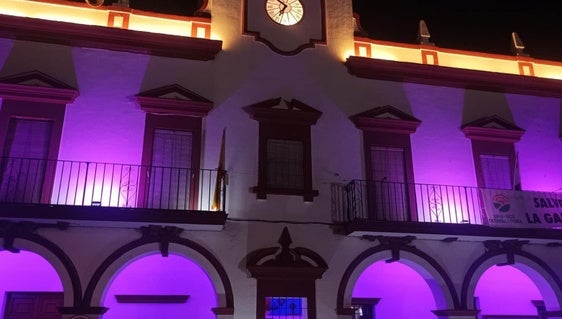 La fachada del Ayuntamiento está iluminada de color violeta contra la violencia de género